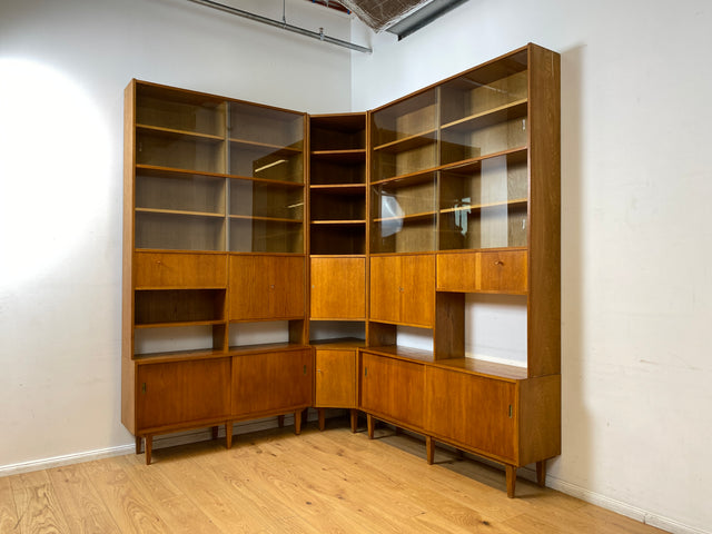 WMK I Hochwertiger großer Mid-Century Bücherschrank I Vollholz in Eiche I mit Vitrine und Schiebetüren I Büchervitrine Highboard Regalwand Eckregal Eckschrank Regal Wohnwand Vintage 50er 60er