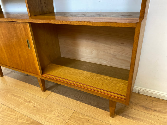 WMK I Hochwertiger großer Mid-Century Bücherschrank I Vollholz in Eiche I mit Vitrine und Schiebetüren I Highboard Büchervitrine Regalwand Eckregal Eckschrank Regal Wohnwand Vintage 50er 60er