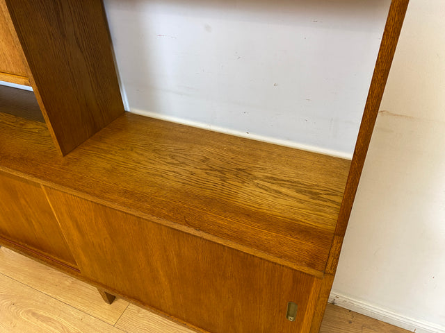 WMK I Hochwertiger großer Mid-Century Bücherschrank I Vollholz in Eiche I mit Vitrine und Schiebetüren I Highboard Büchervitrine Regalwand Eckregal Eckschrank Regal Wohnwand Vintage 50er 60er