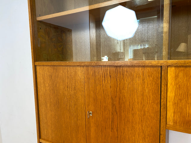 WMK I Hochwertiger großer Mid-Century Bücherschrank I Vollholz in Eiche I mit Vitrine und Schiebetüren I Highboard Büchervitrine Regalwand Eckregal Eckschrank Regal Wohnwand Vintage 50er 60er