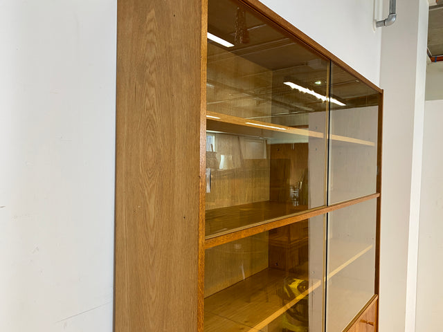 WMK I Hochwertiger großer Mid-Century Bücherschrank I Vollholz in Eiche I mit Vitrine und Schiebetüren I Highboard Büchervitrine Regalwand Eckregal Eckschrank Regal Wohnwand Vintage 50er 60er