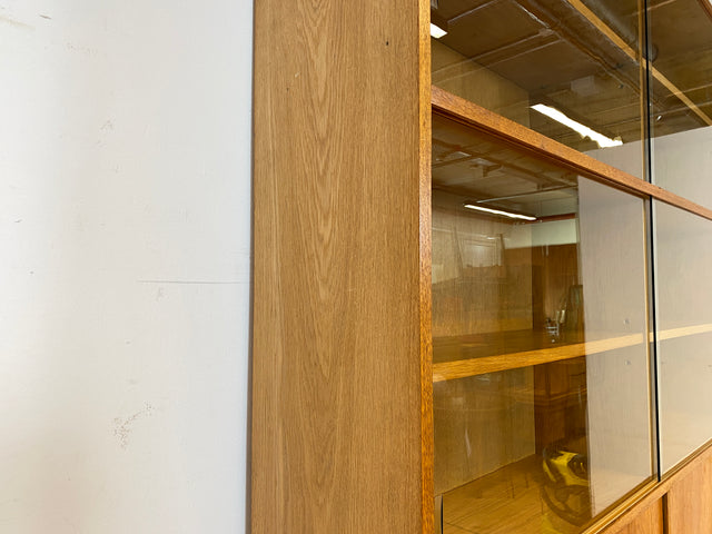 WMK I Hochwertiger großer Mid-Century Bücherschrank I Vollholz in Eiche I mit Vitrine und Schiebetüren I Highboard Büchervitrine Regalwand Eckregal Eckschrank Regal Wohnwand Vintage 50er 60er
