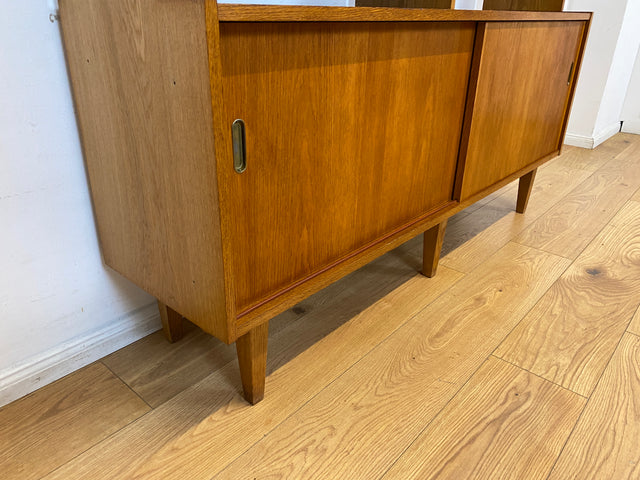 WMK I Hochwertiger großer Mid-Century Bücherschrank I Vollholz in Eiche I mit Vitrine und Schiebetüren I Highboard Büchervitrine Regalwand Eckregal Eckschrank Regal Wohnwand Vintage 50er 60er