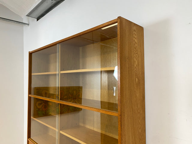 WMK I Hochwertiger großer Mid-Century Bücherschrank I Vollholz in Eiche I mit Vitrine und Schiebetüren I Highboard Büchervitrine Regalwand Eckregal Eckschrank Regal Wohnwand Vintage 50er 60er