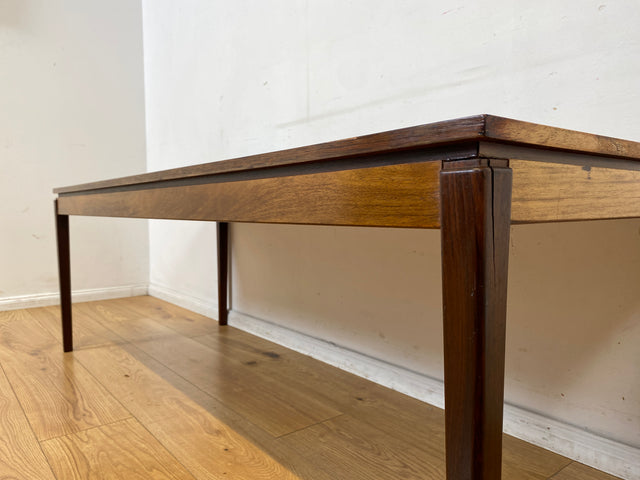 Stilvoller großer skandinavischer Mid-Century Couchtisch mit kunstvollem Fließen und Nussbaum Holzrahmen