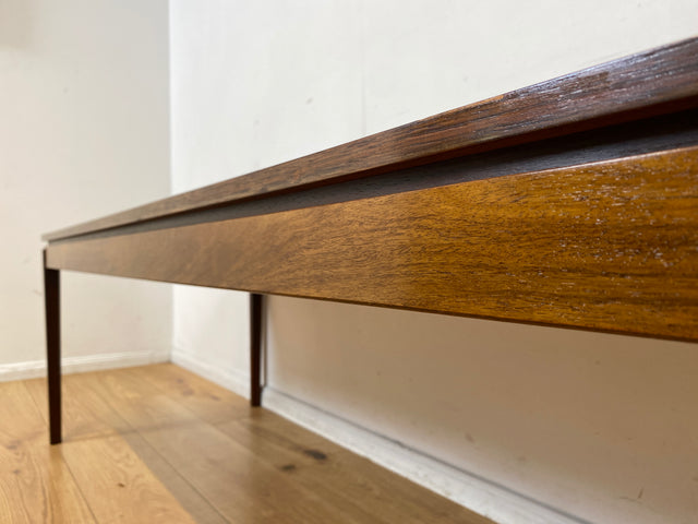 Stilvoller großer skandinavischer Mid-Century Couchtisch mit kunstvollem Fließen und Nussbaum Holzrahmen