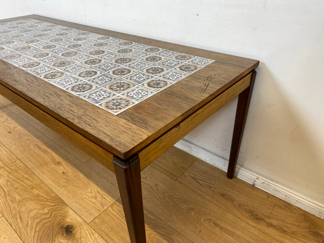Stilvoller großer skandinavischer Mid-Century Couchtisch mit kunstvollem Fließen und Nussbaum Holzrahmen