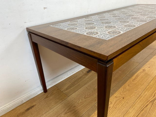 Stilvoller großer skandinavischer Mid-Century Couchtisch mit kunstvollem Fließen und Nussbaum Holzrahmen