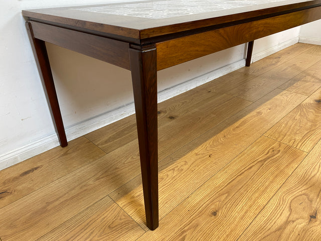 Stilvoller großer skandinavischer Mid-Century Couchtisch mit kunstvollem Fließen und Nussbaum Holzrahmen