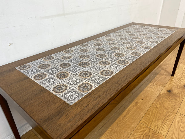 Stilvoller großer skandinavischer Mid-Century Couchtisch mit kunstvollem Fließen und Nussbaum Holzrahmen