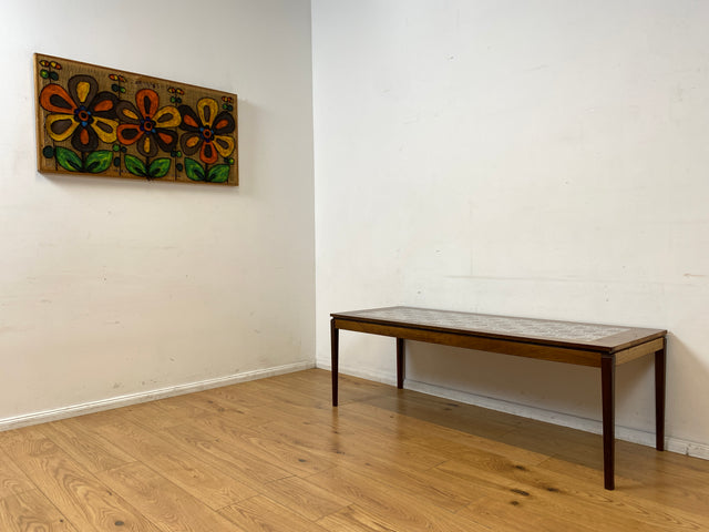 Stilvoller großer skandinavischer Mid-Century Couchtisch mit kunstvollem Fließen und Nussbaum Holzrahmen