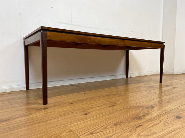 Stilvoller großer skandinavischer Mid-Century Couchtisch mit kunstvollem Fließen und Nussbaum Holzrahmen