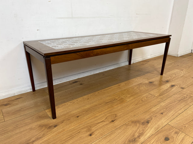 Stilvoller großer skandinavischer Mid-Century Couchtisch mit kunstvollem Fließen und Nussbaum Holzrahmen