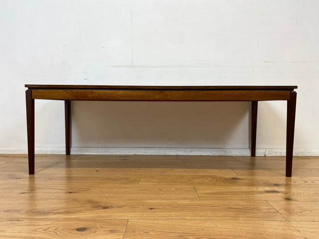 Stilvoller großer skandinavischer Mid-Century Couchtisch mit kunstvollem Fließen und Nussbaum Holzrahmen