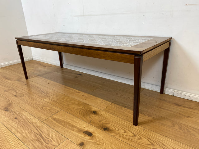 Stilvoller großer skandinavischer Mid-Century Couchtisch mit kunstvollem Fließen und Nussbaum Holzrahmen