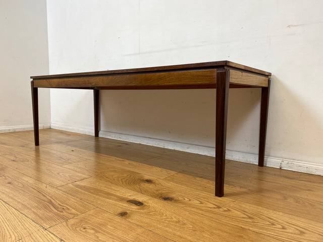 Stilvoller großer skandinavischer Mid-Century Couchtisch mit kunstvollem Fließen und Nussbaum Holzrahmen