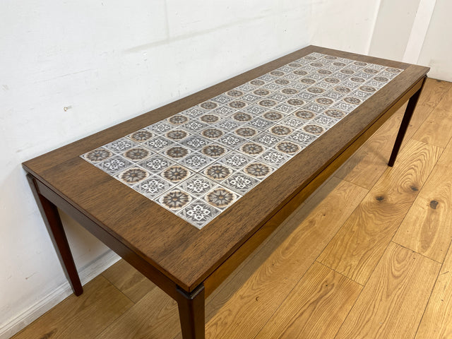 Stilvoller großer skandinavischer Mid-Century Couchtisch mit kunstvollem Fließen und Nussbaum Holzrahmen
