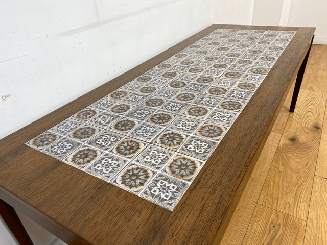 Stilvoller großer skandinavischer Mid-Century Couchtisch mit kunstvollem Fließen und Nussbaum Holzrahmen