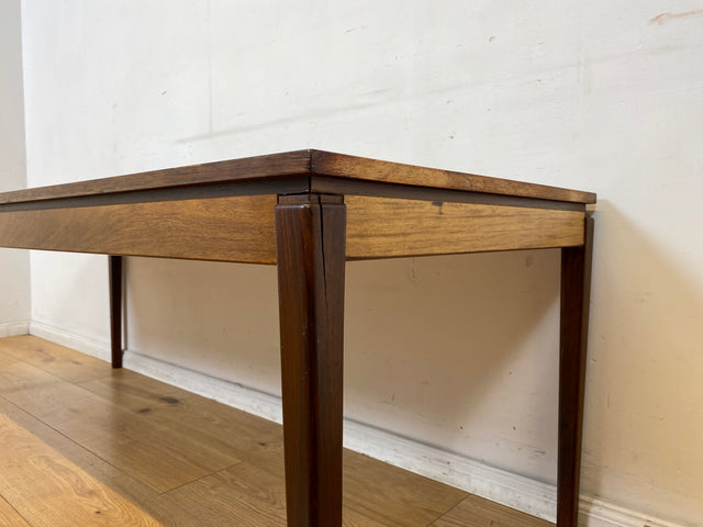 Stilvoller großer skandinavischer Mid-Century Couchtisch mit kunstvollem Fließen und Nussbaum Holzrahmen