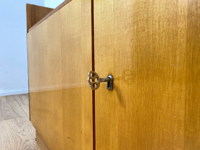 Formschöne helle Mid-Century Spiegelkommode mit großem Spiegel I Frisierkommode Schminkkommode Schminktisch Wäschekommode Sideboard Kommode Wäschekommode Vintage 50er 60er I