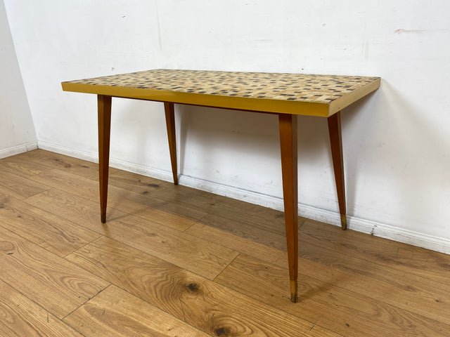 WMK I Besonders schöner hoher Mid-Century Couchtisch mit Mosaik Fliesen und konischen Füßen