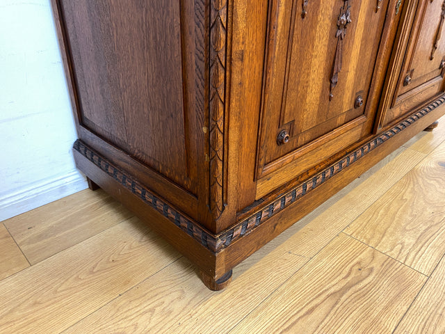 Vornehme handverzierte antike Anrichte aus Eiche mit Schubladen und edlem Messingbeschlag I Schrank Kommode Wickelkommode Küchenschrank Bauernschrank Sideboard Jugendstil Vintage I