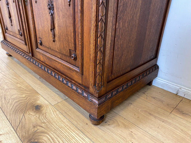 Vornehme handverzierte antike Anrichte aus Eiche mit Schubladen und edlem Messingbeschlag I Schrank Kommode Wickelkommode Küchenschrank Bauernschrank Sideboard Jugendstil Vintage I