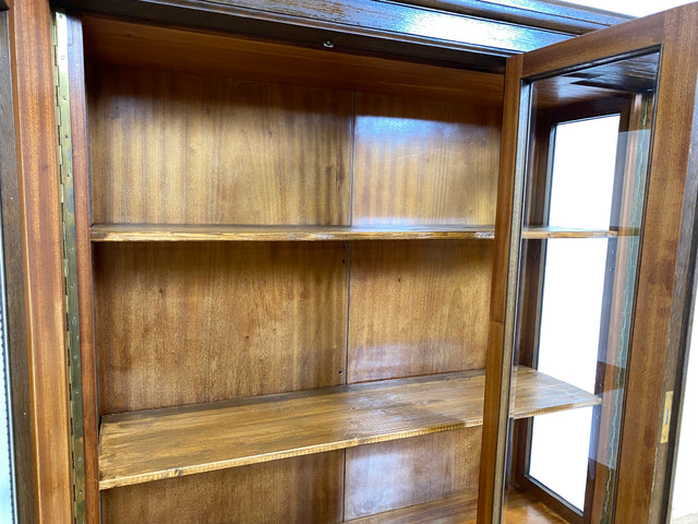 WMK I Hochwertige handverzierte antike Vitrine aus vollem Holz mit facettiertem Gläsern