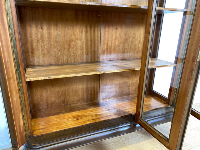 WMK I Hochwertige handverzierte antike Vitrine aus vollem Holz mit facettiertem Gläsern