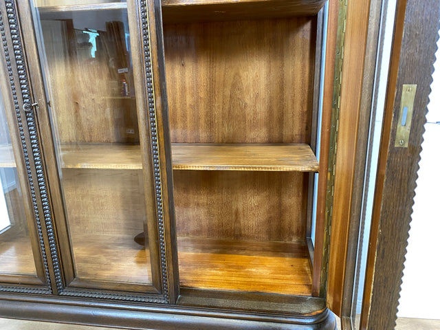 WMK I Hochwertige handverzierte antike Vitrine aus vollem Holz mit facettiertem Gläsern