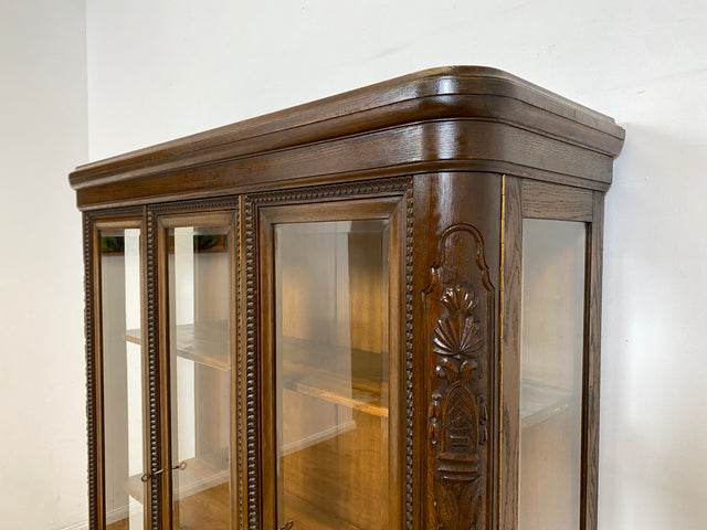 WMK I Hochwertige handverzierte antike Vitrine aus vollem Holz mit facettiertem Gläsern