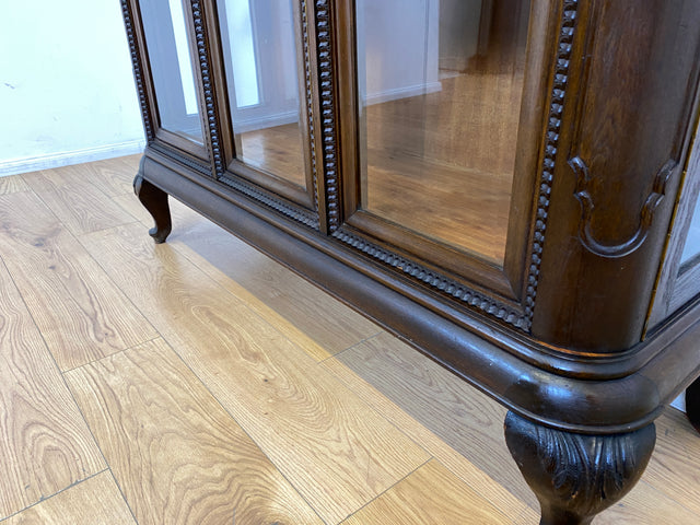 WMK I Hochwertige handverzierte antike Vitrine aus vollem Holz mit facettiertem Gläsern