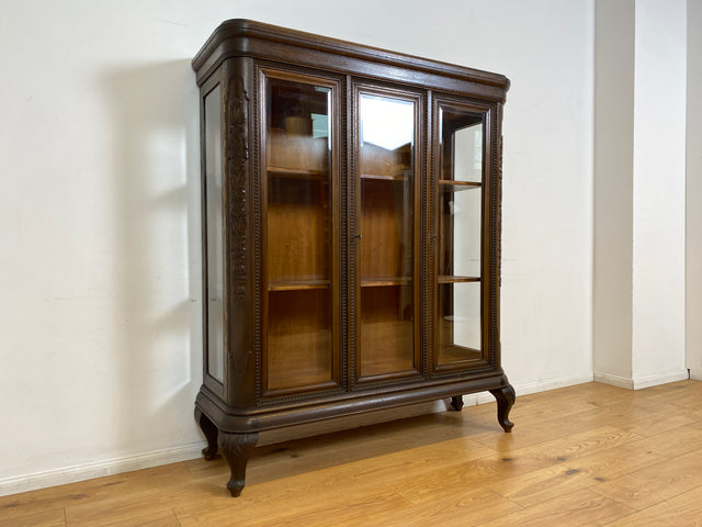 WMK I Hochwertige handverzierte antike Vitrine aus vollem Holz mit facettiertem Gläsern