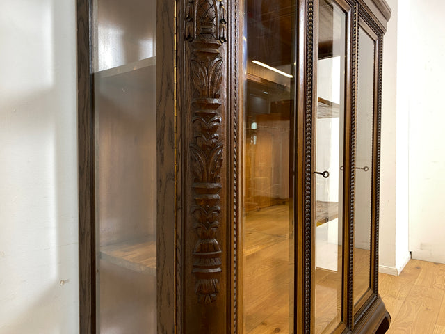 WMK I Hochwertige handverzierte antike Vitrine aus vollem Holz mit facettiertem Gläsern