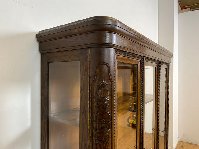 WMK I Hochwertige handverzierte antike Vitrine aus vollem Holz mit facettiertem Gläsern