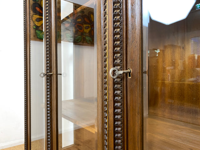 WMK I Hochwertige handverzierte antike Vitrine aus vollem Holz mit facettiertem Gläsern