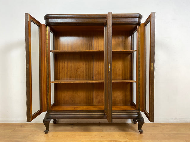 WMK I Hochwertige handverzierte antike Vitrine aus vollem Holz mit facettiertem Gläsern