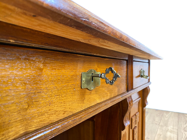 Eleganter und gut erhaltener handverzierter antiker Schreibtisch mit edlem Messingbeschlag I Massivholz in Eiche I Arbeitstisch Bürotisch Sekretär Jugendstil Vintage I