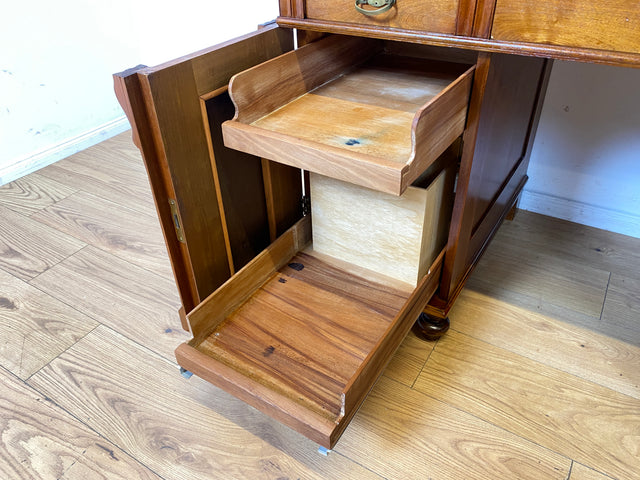 Eleganter und gut erhaltener handverzierter antiker Schreibtisch mit edlem Messingbeschlag I Massivholz in Eiche I Arbeitstisch Bürotisch Sekretär Jugendstil Vintage I