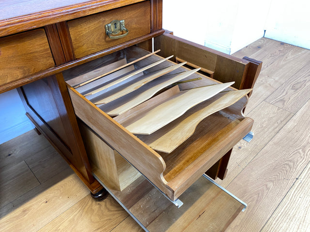 Eleganter und gut erhaltener handverzierter antiker Schreibtisch mit edlem Messingbeschlag I Massivholz in Eiche I Arbeitstisch Bürotisch Sekretär Jugendstil Vintage I