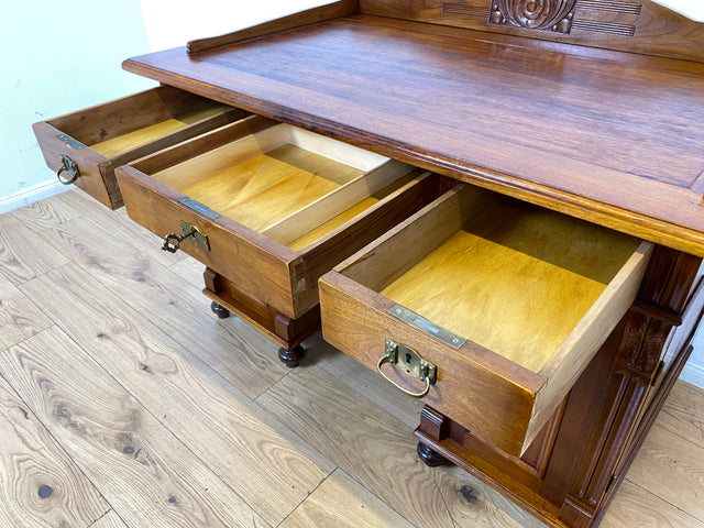 Eleganter und gut erhaltener handverzierter antiker Schreibtisch mit edlem Messingbeschlag I Massivholz in Eiche I Arbeitstisch Bürotisch Sekretär Jugendstil Vintage I