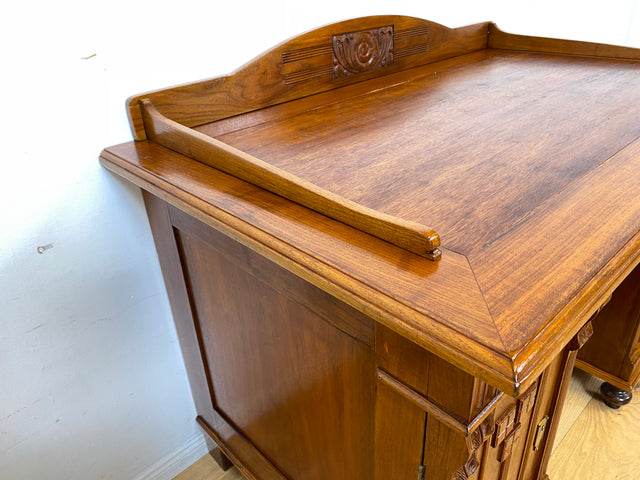 Eleganter und gut erhaltener handverzierter antiker Schreibtisch mit edlem Messingbeschlag I Massivholz in Eiche I Arbeitstisch Bürotisch Sekretär Jugendstil Vintage I
