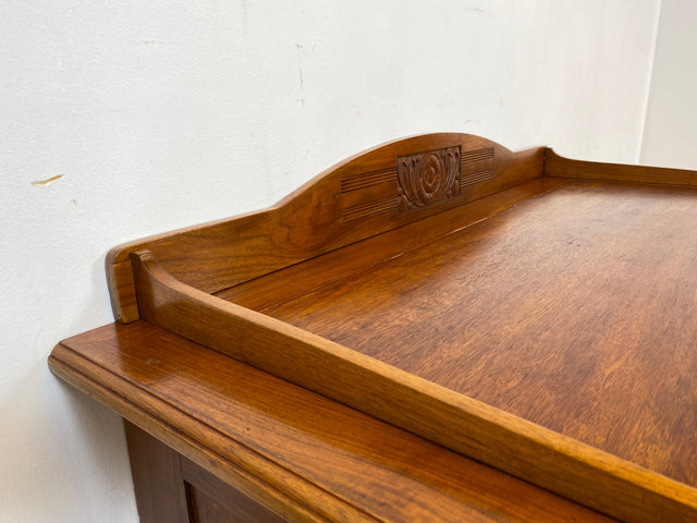 Eleganter und gut erhaltener handverzierter antiker Schreibtisch mit edlem Messingbeschlag I Massivholz in Eiche I Arbeitstisch Bürotisch Sekretär Jugendstil Vintage I