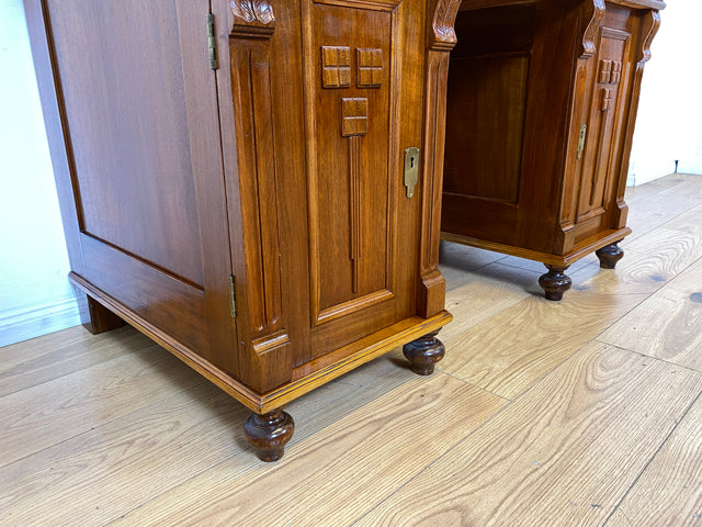 Eleganter und gut erhaltener handverzierter antiker Schreibtisch mit edlem Messingbeschlag I Massivholz in Eiche I Arbeitstisch Bürotisch Sekretär Jugendstil Vintage I