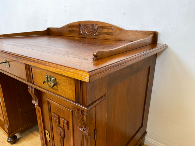 Eleganter und gut erhaltener handverzierter antiker Schreibtisch mit edlem Messingbeschlag I Massivholz in Eiche I Arbeitstisch Bürotisch Sekretär Jugendstil Vintage I