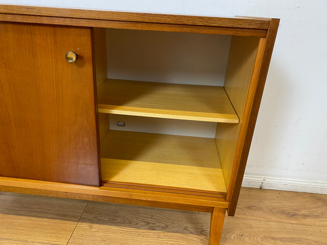 WMK I Stilvolle und sehr gut erhaltene helle Mid-Century Kommode mit Vitrine und Schiebetüren