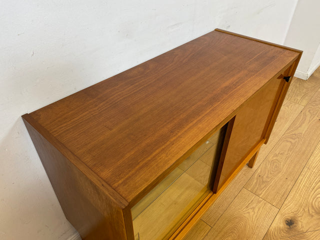 WMK I Stilvolle und sehr gut erhaltene helle Mid-Century Kommode mit Vitrine und Schiebetüren