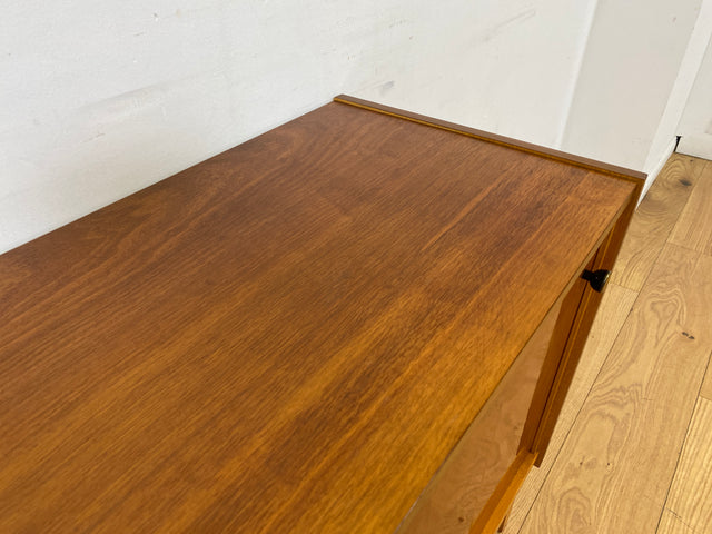 WMK I Stilvolle und sehr gut erhaltene helle Mid-Century Kommode mit Vitrine und Schiebetüren