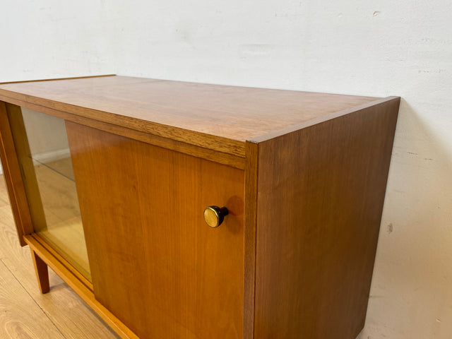 WMK I Stilvolle und sehr gut erhaltene helle Mid-Century Kommode mit Vitrine und Schiebetüren