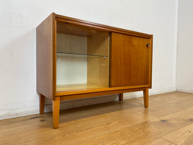 WMK I Stilvolle und sehr gut erhaltene helle Mid-Century Kommode mit Vitrine und Schiebetüren